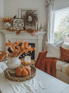 Salón decorado en tonos naranja calabaza
